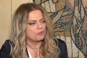 Ε. Τσαλιγοπούλου: Άνδρας της τροχαίας τη σταμάτησε για αλκοτέστ και της ζήτησε να τραγουδήσει το "Τζιβαέρι"