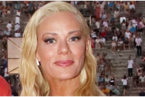 Ζέτα Μακρυπούλια: Γιόρτασε τα γενέθλιά της χωρίς... μακιγιάζ - Πόζαρε με φόντο τη θάλασσα, φορώντας λευκό λινό shirt dress