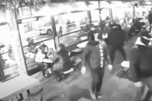 "Πάρτε τηλέφωνο γιατί θα έχετε πρόβλημα": Πώς οι "φουσκωτοί" τραμπούκιζαν μαγαζάτορες για να πουλήσουν προστασία