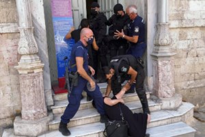 Σάλος με τον αντιεμβολιαστή αστυνομικό "Τηλέμαχο": Νέο βίντεο για το "πώς πολεμάμε τα ΜΑΤ"