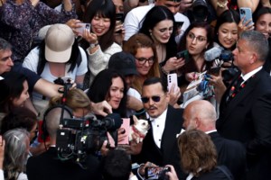 Το απόλυτο comeback για τον Τζόνι Ντεπ: Tον αποθέωσαν όρθιοι στο Φεστιβάλ των Καννών - Τον χειροκροτούσαν επί 7 λεπτά - εικόνα 10