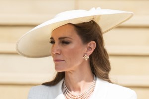 Συγκλονίζει η Κέιτ στην πρώτη εμφάνιση μετά την ανησυχητική απόσυρση: "Ο καρκίνος σου αλλάζει τη ζωή, είναι τρενάκι του τρόμου" - εικόνα 8