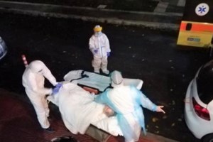 Κορονοϊός - Συγκίνηση στην Πάτρα: Εξιτήριο με χειροκροτήματα και δώρα για τον 8χρονο που νοσηλευόταν στη ΜΕΘ [Βίντεο] - εικόνα 4