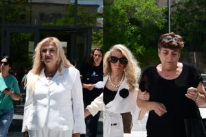 Γιώργος Καραϊβάζ: "Ήταν περίεργη δίκη", λέει η σύζυγός του – "Σας παρακαλώ να μην ξεχαστεί η μνήμη του" [βίντεο]