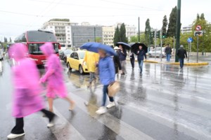 Πάτρα: Ισχυροί άνεμοι ξερίζωσαν δέντρα στο ναό του Αγίου Ανδρέα- Ζημιές σε αυτοκίνητα [εικόνες]