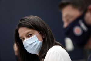 Απίστευτο: Μαθητές σε υπό κατάληψη σχολείο της Αθήνας εκσφενδόνισαν θρανία... on air - εικόνα 2