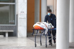 Συγκλονίζει 30χρονη ανεμβολίαστη που μπήκε σε ΜΕΘ: "Μετάνιωσα που δεν έκανα το εμβόλιο"