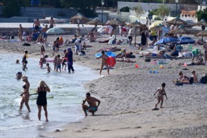 Φίνος Φιλμ: Το ξεκαρδιστικό βίντεο για τον καύσωνα - "Έχεις ξαναδεί ήλιο να καίει τόσο πολύ;"