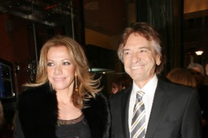 Κιμ Κίλιαν: Στιλάτη με ψηλόμεσο τζιν και ιδιαίτερα αξεσουάρ - Η ηλικία της και οι όμορφες έφηβες κόρες της - εικόνα 14