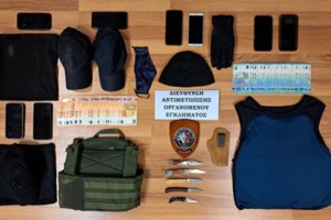 Ντοκουμέντο από τη συμμορία εκβιαστών: Φουσκωτοί με κουκούλες μπουκάρουν σε καταστήματα για προστασία- Τρόμος σε Κυψέλη, Πατήσια