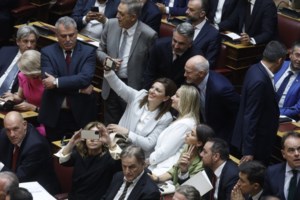 Βουλή της μίας ημέρας: Επανεκλογή Τασούλα ως Πρόεδρος με 270 ψήφους - Το απόγευμα διαλύεται και πάμε σε εκλογές - εικόνα 2