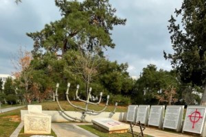 ΑΠΘ: Σε πανό ζωγράφισαν κορώνα στο κεφάλι του πρύτανη – Έγραψαν "κάψτε τον βασιλιά καρνάβαλο" - εικόνα 3