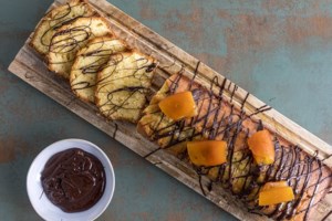 Ακης Πετρετζίκης: Συνταγή για απίθανα και γρήγορα ντόνατς σοκολάτας - Θα ξετρελαθείτε - εικόνα 2