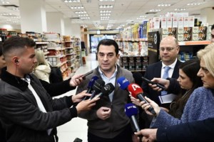 Αυτοψία Μητσοτάκη σε σούπερ μάρκετ: Οι τιμές στο βρεφικό γάλα είχαν ξεφύγει - Βλέπουμε μειώσεις 15-20%