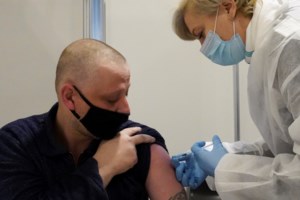 Γερμανία: Η Μέρκελ εμβολιάστηκε με AstraZeneca στην πρώτη δόση και με Moderna στη δεύτερη δόση