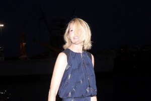 Tζένη Μπαλατσινού: Συνδύασε το ασύμμετρο σατέν φόρεμα με τα πιο ιδιαίτερα παραδοσιακά παπούτσια - εικόνα 13