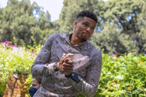 Γενέθλια Αντετοκούνμπο: "Greek Night" στο Μιλγουόκι - Οι τούρτες, οι παραδοσιακές φορεσιές και το συρτάκι [εικόνες - βίντεο]