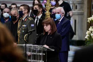 Η Ελλάδα αποχαιρέτησε τη Φώφη Γεννηματά: Χιλιάδες κόσμου τη συνόδευσαν για να ταφεί δίπλα στον πατέρα της, Γιώργο - εικόνα 4