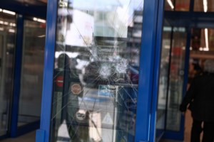 Ρουβίκωνας: Επίθεση με τρικάκια στο Υπουργείο Εργασίας - Συνελήφθησαν 12 άτομα