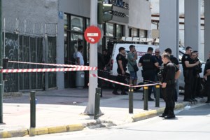 Βίντεο ντοκουμέντο από την αιματηρή συμπλοκή στον Κολωνό: Η στιγμή που ο αστυνομικός πυροβολεί τον 38χρονο ληστή