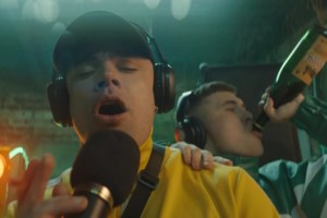 Στο στόχαστρο έρευνας για υποκίνηση βίας το διάσημο συγκρότημα Kneecap: Οι Βορειοϊρλανδοί ράπερ κατηγορούνται ότι στηρίζουν τη Χαμάς