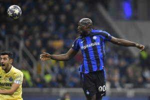 Απίστευτο: Εισέβαλλε στο γήπεδο οπαδός της Αϊντχόφεν και "πλακώθηκε" με τον τερματοφύλακα της Σεβίλλης [Εικόνες] - εικόνα 4