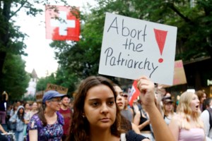 Χαμός με την Αμερικανίδα βουλευτή που υποκρίθηκε ότι της πέρασαν χειροπέδες σε διαμαρτυρία για τις αμβλώσεις - Τι απαντά