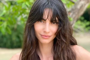 Ηλιάνα Παπαγεωργίου: Ποζάρει με εντυπωσιακό μωβ μπικίνι - "Κορμί κι αλάτι" [εικόνες] - εικόνα 2