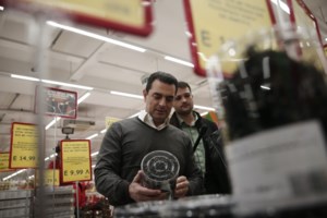 Σκρέκας: Η μάχη με την ακρίβεια συνεχίζεται - 1.100 προϊόντα στην πρωτοβουλία "μόνιμη μείωση τιμής"