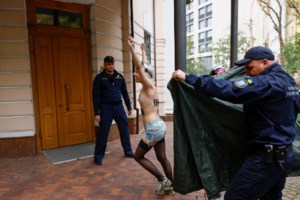 Γυμνόστηθα μέλη των Femen με χρώματα της Ουκρανίας κατέστρεψαν με πριόνια μνημείο στο κτίριο του ΟΗΕ – "@@@@ τη Ρωσία"