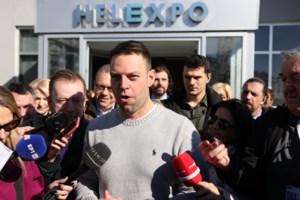 Ανέβηκε σε τρακτέρ ο Στέφανος Κασσελάκης: Έχετε κάθε δίκιο να είστε εξοργισμένοι, να είστε στα μπλόκα, είπε στους αγρότες - εικόνα 2