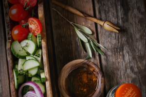 Το Δεκαράκι Μονοποικιλιακά Αποστάγματα: "Σκιές στο πατητήρι"- Η παράδοση που αναδεικνύει τον καλύτερο εαυτό μας