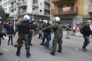 Έφοδος σε εγκαταλελειμμένο κτίριο στα Εξάρχεια, παραμονή του Πολυτεχνείου: 100 μπουκάλια, πέτρες και ξύλα...