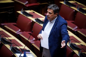 Ειδικό δικαστήριο: "Ο Κουρουμπλής δεν είχε σκοπό να ωφελήσει τις φαρμακευτικές" - Ολοκληρώθηκε η κατάθεση Ξανθού
