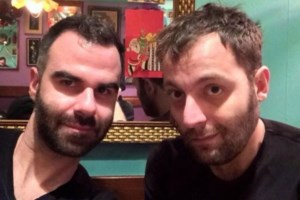 Αύγουστος Κορτώ: Παντρεύτηκε τον σύντροφό του - "Η βέρα κι η καρδιά μου γράφουν τ’ όνομά σου" [εικόνες]