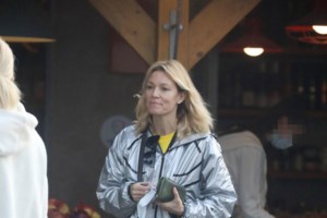 Εβελυν Καζαντζόγλου: Εβαλε το πιο stylish πανωφόρι που κάνει κλασάτη κάθε εμφάνιση από το πρωί ως το βράδυ [εικόνες]