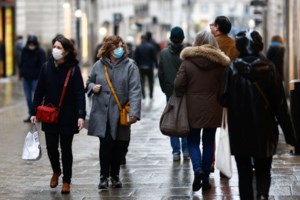Πίεση στο ΕΣΥ από την μεγάλη αύξηση των εισαγωγών - Από αύριο 300 κλίνες Covid του ιδιωτικού τομέα στη μάχη της πανδημίας