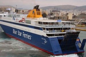 Νέα ταλαιπωρία με το Blue Star 1 στη Νάξο: Προσπαθούσε να δέσει δύο ώρες, έφυγε χωρίς να αποβιβάσει πλήρως - εικόνα 2