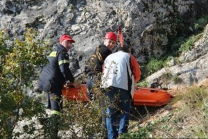 Κρήτη: Τουρίστας έμεινε όλη νύχτα με λυγισμένα γόνατα για να μην πέσει σε γκρεμό 200 μέτρων [εικόνες - βίντεο]