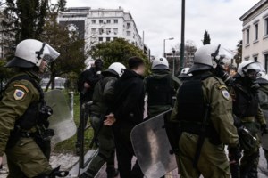 Τέμπη: Χημικά εγκαύματα λένε ότι υπέστησαν δύο πυροσβέστες- Άθικτες οι στολές, δεν αισθάνθηκαν κάψιμο - εικόνα 2