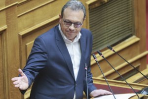 Στο πλευρό της Ακρίτα ο Βαξεβάνης: Είμαι στη διάθεσή της να καταθέσω στη δίκη με τη Mαρέβα Μητσοτάκη