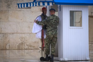 Νάξος: Απίστευτη κορονο-βάφτιση με 400 άτομα - Το "έκαψαν" με μουσική και χωρίς μάσκες μέχρι το πρωί [εικόνες]