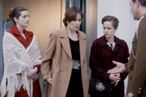 "Άγριες Μέλισσες": Γιατί η κυρα-Χαρίκλεια μισεί την Ελένη Σταμίρη