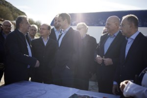 Στην Κρήτη ο Μητσοτάκης: Οι ρακές, οι σέλφι και οι χειραψίες με πολίτες στο Ρέθυμνο [εικόνες] - εικόνα 8