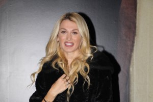 Μπέττυ Μαγγίρα: Το κομψό total H&M office look που συνδύασε με λάθος μπότες - Η στιλιστική υπερβολή - εικόνα 8