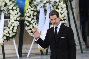 Ο τέως βασιλιάς Κωνσταντίνος οδηγήθηκε στην τελευταία του κατοικία στο Τατόι - Δίπλα στους τάφους των προγόνων του - εικόνα 28