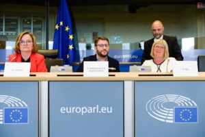 Νίκος Ανδρουλάκης: Η "βαριά φανέλα" ΠΑΣΟΚ FC που δώρισε σε δημοσιογράφο και η ατάκα για το... πρωτάθλημα [εικόνες] - εικόνα 5