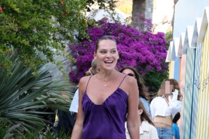 Υβόννη Μπόσνιακ: Αψεγάδιαστη στη Μύκονο με την καστανόξανθη κόρη της, Ελένη Πασχαλίδη