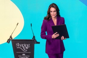 Αχρωμη και αμήχανη στο κόκκινο χαλί: Το μπεζ φόρεμα της Μέγκαν και η ολική επαναφορά της σε σταρ του Χόλιγουντ - εικόνα 5