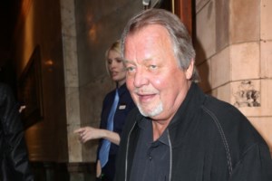 Παγκόσμιο σοκ: Σκοτώθηκε ο ηθοποιός Κρίστιαν Όλιβερ μαζί με τις δύο κόρες του- Το αεροπλάνο τους έκανε βουτιά με τη μύτη - εικόνα 6